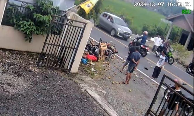 
 Tangkapan layar CCTV paska Kecelakaan Lalu Lintas di Jalinbar Kota Batu - Way Kamal, Kota Agung, Tanggamus, Sabtu 7 Desember 2024.