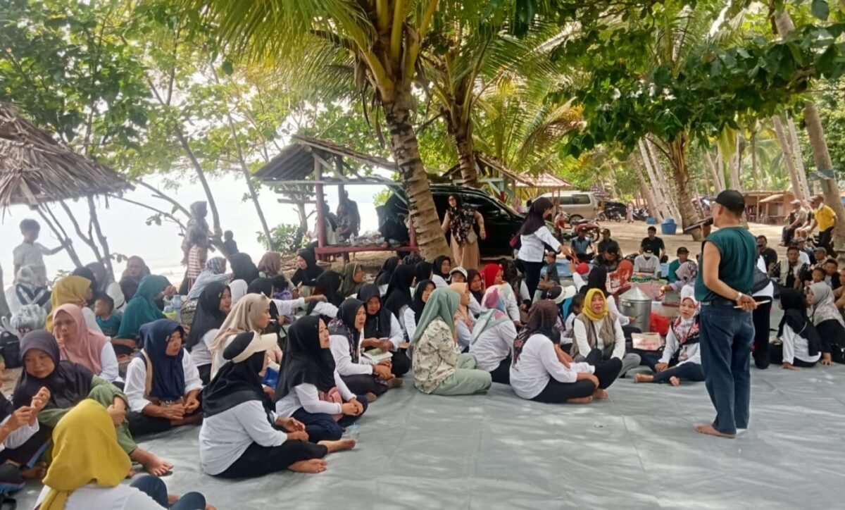 Masyarakat Pekon Srikuncoro, Semaka menggelar syukuran atas kemenangan H. Saleh Asnawi - Agus Suranto di Pantai Khikit, Pematang Sawa, Minggu 8 Desember 2024 | Edi Hidayat/Media Prioritastv.com.