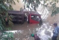 Kondisi mobil dump truk yang berada di dalam suangi usai terjun bebas di turunan Tanjakan Lubuk Gajah Pekon Datar Lebuay Kecamatan Air Naningan Kabupaten Tanggamus, pada Minggu 8 Desember 2024, sore | Dok. Istimewa.