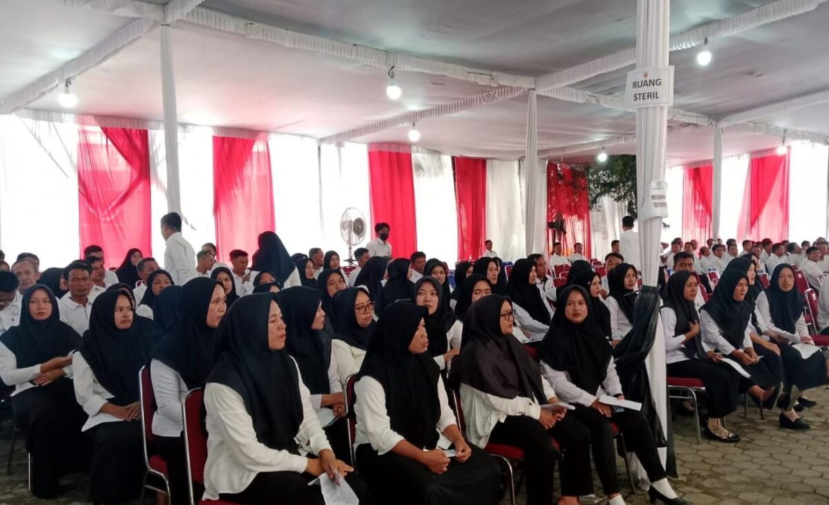 225 peserta tes PPPK Pemkab Tanggamus tahun 2024 bersiap sebelum memasuki ke ruangan tes sistem CAT di Universitas Saburai Bandar Lampung pada hari pertama, kemarin Minggu 8 Desember 2024.