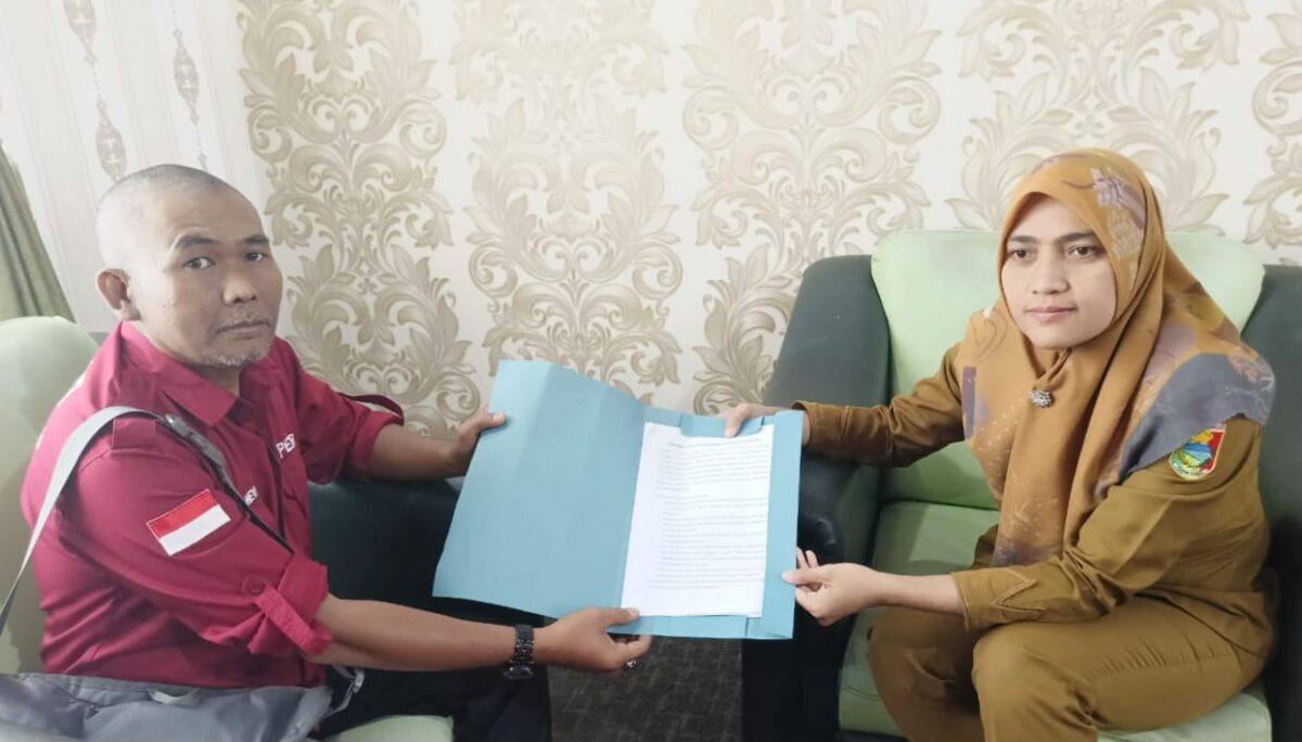 Penyerahan petisi penolakan atas Perbup Tanggamus Nomor 19 tahun 2024, kepada Pj Bupati Tanggamus melalui Kabag Protokol, Reins Dapila Abdul Kadir di Ruang Kerjanya oleh ketua APPI, Jeni sebagai perwakilan organisasi dan jurnalis/wartawan yang menolak, Senin 9 Desember 2024 | Dok. Sekber Wartawan Tanggamus.