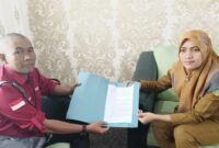 Penyerahan petisi penolakan atas Perbup Tanggamus Nomor 19 tahun 2024, kepada Pj Bupati Tanggamus melalui Kabag Protokol, Reins Dapila Abdul Kadir di Ruang Kerjanya oleh ketua APPI, Jeni sebagai perwakilan organisasi dan jurnalis/wartawan yang menolak, Senin 9 Desember 2024 | Dok. Sekber Wartawan Tanggamus.