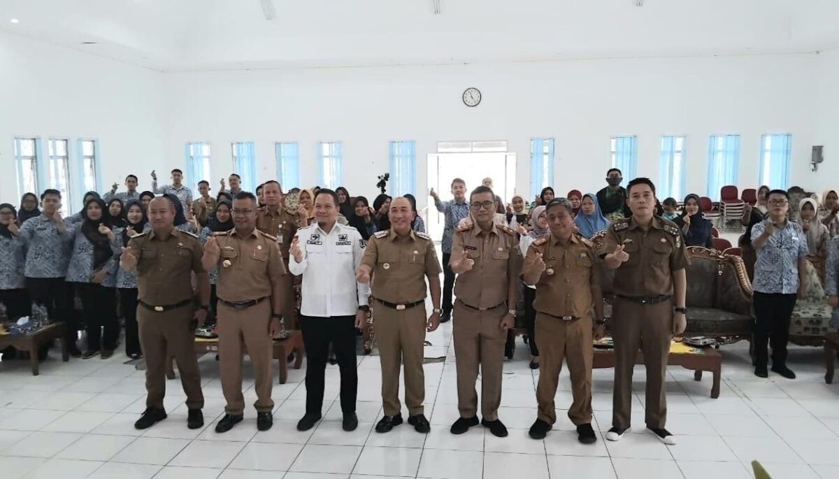 Pj Bupati Tanggamus Mulyadi Irsan dan rombongan usai membuka sosialisasi Stunting di GFU Islamic Center Kota Agung, Senin 9 Desember 2024 | Herdi/Media Prioritastv.com.