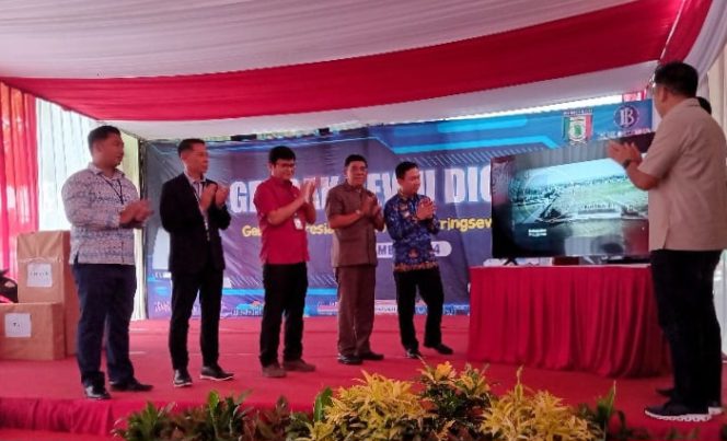 Pj Bupati Marindo Kurniawan saat menghadiri Gebrak Sewu Digital Kabupaten Pringsewu 2024 yang digelar di halaman kantor Bapenda Pringsewu, Senin (9/12/2024).