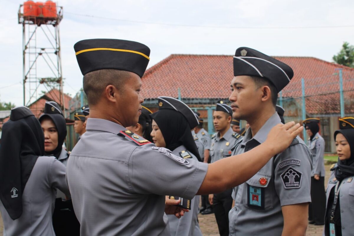Penyematan pangkat kepada salah satu pegawai Lapas Kotagung, Tanggamus, Senin 9 Desember 2024.