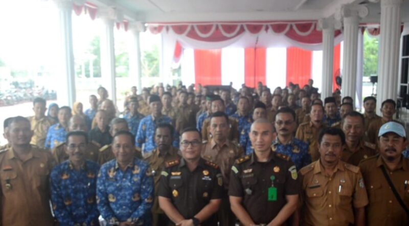 Foto bersama usai penyuluhan hukum Hari Anti Korupsi Sedunia 2024 di Kejari Pringsewu, Senin 9 Desember 2024.