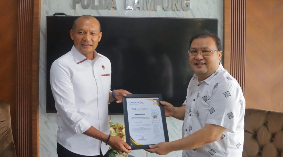 Penyerahan penghargaam top of news kepada Dirkrimum Polda Lampung, Senin 9 Desember 2024.