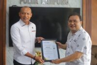 Penyerahan penghargaam top of news kepada Dirkrimum Polda Lampung, Senin 9 Desember 2024.