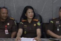 Kepala Kejaksaan Negeri (Kajari) Purwakarta Martha Parulina Berliana saat menyampaikan penetapan kedua tersangka kepada awak media kemarin Senin (9/12/2024).