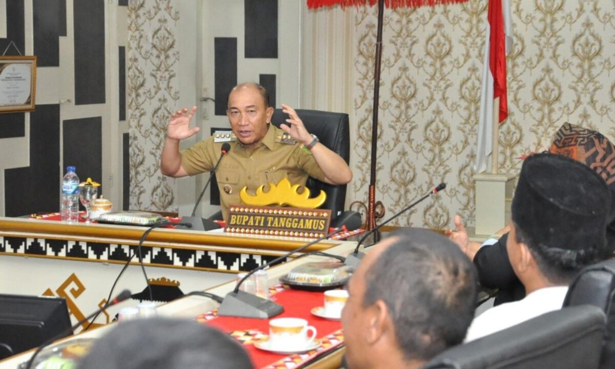 Pj Bupati Mulyadi Irsan saat menyampaikan pesan ketika menerima audensi DPD Gibran Center, Senin 9 Desember 2024 | Dok. DPD Gibran Center Tanggamus.