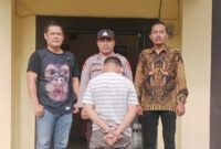 Tersangka MR sebelum dijebloskan ke Sel Tahanan Polsek Wonosobo Polres Tanggamus, Selasa 10 Desember 2024.