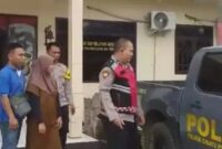 Iis Ismawati, warga Desa Cibatu, Kecamatan Cibatu, Purwakarta didampingi sang suami saat akan naik mobil patroli polisi.