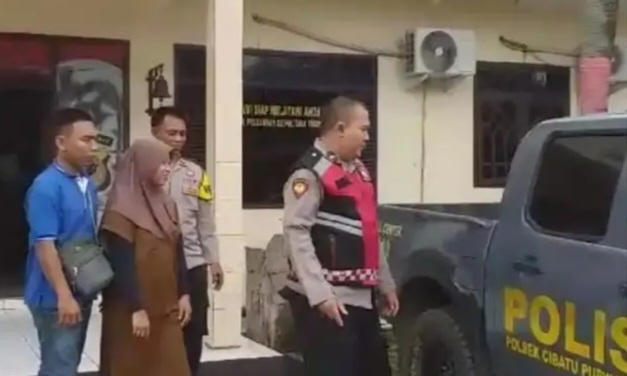 Iis Ismawati, warga Desa Cibatu, Kecamatan Cibatu, Purwakarta didampingi sang suami saat akan naik mobil patroli polisi.