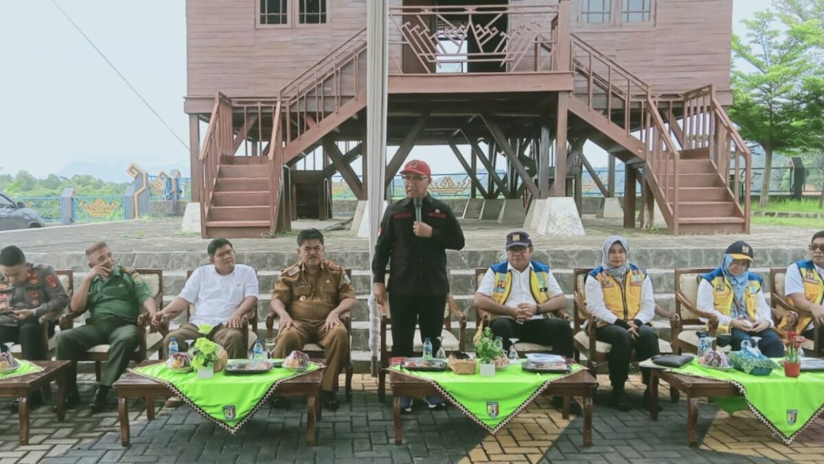 Anggota Komisi V DPR-RI Muklis Basri saat menyampaikan sambutan di Bendungan Way Sekampung, Selasa 10 Desember 2024 | Samuel/Media Prioritastv.com.