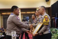 Kasat Lantas Polres Tanggamus Iptu Made Agus Dwi Dayana saat menerima penghargaan, Selasa 10 Desember 2024.