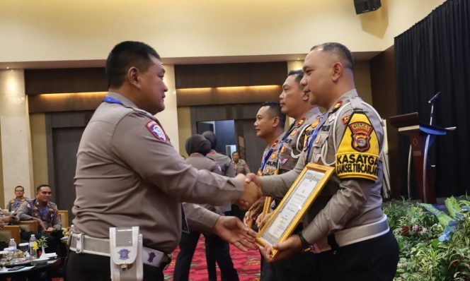 
 Kasat Lantas Polres Tanggamus Iptu Made Agus Dwi Dayana saat menerima penghargaan, Selasa 10 Desember 2024.