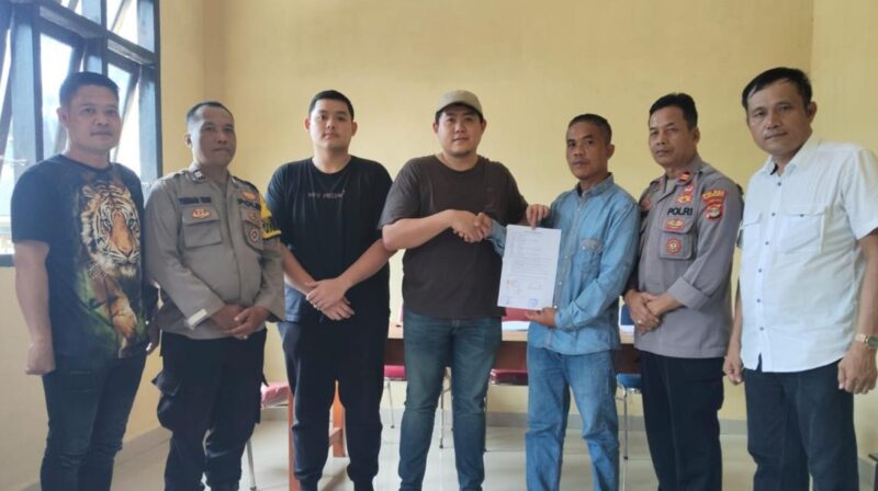 Kedua pihak saling berjabat tangan usai restorative justice paska kasus pengeroyokan di Pasar Wonosobo, Tanggamus.