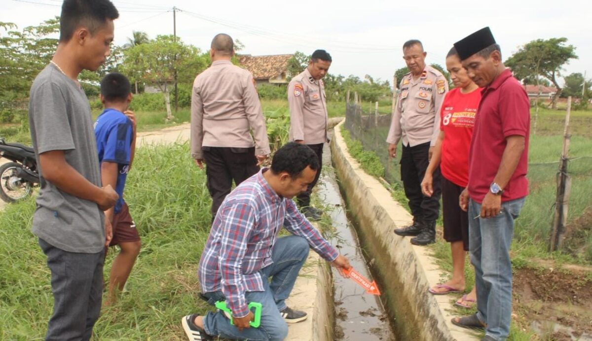 Lokasi penemuan jenazah lansia di saluran irigasi Lingkungan Padang Bulan, Kelurahan Fajaresuk, Pringsewu, Kamis 12 Desember 2024 | Dok. Humas Polres Pringsewu.