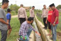 Lokasi penemuan jenazah lansia di saluran irigasi Lingkungan Padang Bulan, Kelurahan Fajaresuk, Pringsewu, Kamis 12 Desember 2024 | Dok. Humas Polres Pringsewu.