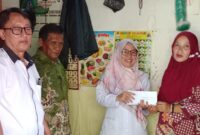 Penyerahah donasi kedua SMAN 1 Kota Agung, Tanggamus kepada keluarga Dimas Adi Prayoga, Kamis 12 Desember 2024 | Herdi/Media Prioritastv.com.