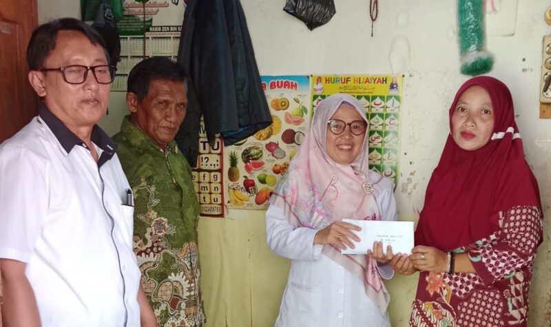 Penyerahah donasi kedua SMAN 1 Kota Agung, Tanggamus kepada keluarga Dimas Adi Prayoga, Kamis 12 Desember 2024 | Herdi/Media Prioritastv.com.