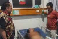Terduga pelaku Curanmor di Indomaret Talang Padang saat berada di Rumah Sakit Usai Kecelakaan di Gisting, Kamis 12 Desember 2024, malam | Dok. Polres Tanggamus.