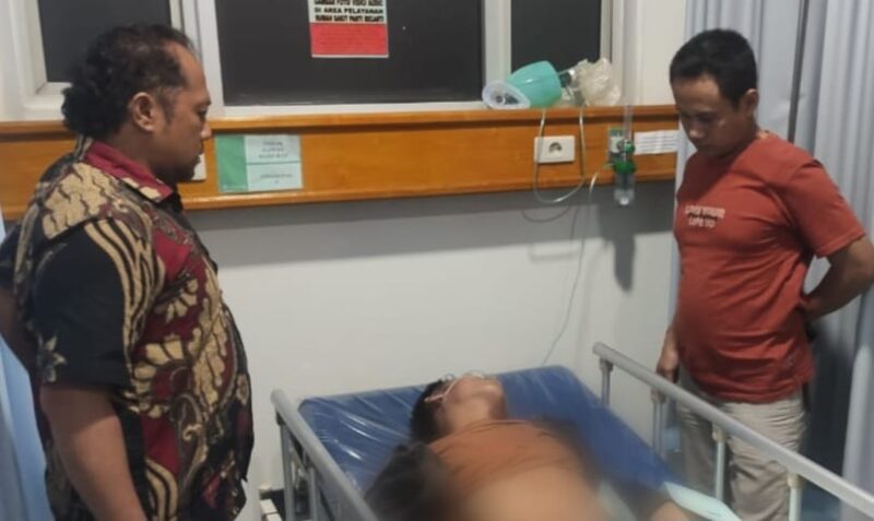Terduga pelaku Curanmor di Indomaret Talang Padang saat berada di Rumah Sakit Usai Kecelakaan di Gisting, Kamis 12 Desember 2024, malam | Dok. Polres Tanggamus.