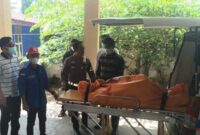Penyerahan satu jenazah korban terbakar pada Kecelakaan di Pesisir Barat, Lampung, Jumat 13 Desember 2024 | Dok. Polres Pesisir Barat.