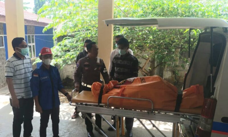 Penyerahan satu jenazah korban terbakar pada Kecelakaan di Pesisir Barat, Lampung, Jumat 13 Desember 2024 | Dok. Polres Pesisir Barat.