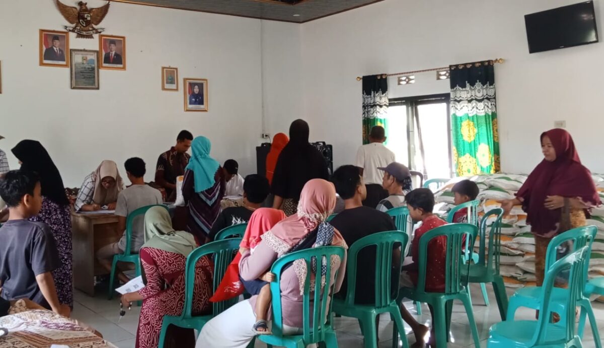 Penyerahan bantuan beras pemerintah di Pekon Banjar Manis, Cukuh Balak, Tanggamus, Jumat 13 Desember 2024 | A. Hayat Purba/Media Prioritastv.com.