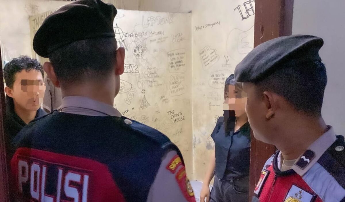 Pasangan bukan suami istri saat diamankan dalam razia rumah kost di Pringsewu, Sabtu 14 Desember 2024, malam | Dok. Humas Polres Pringsewu.