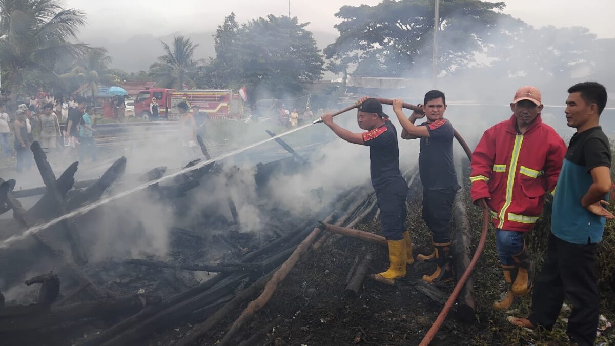 Petugas pemadam saat melakukan proses menjinakan api kebakaran kapal nelayan eks Kapal Siwa Jaya di Dermaga Batu Pasar Madang, Kota Agung, Tanggamus, Minggu 15 Desember 2024 | Herdi/Media Prioritastv.com.