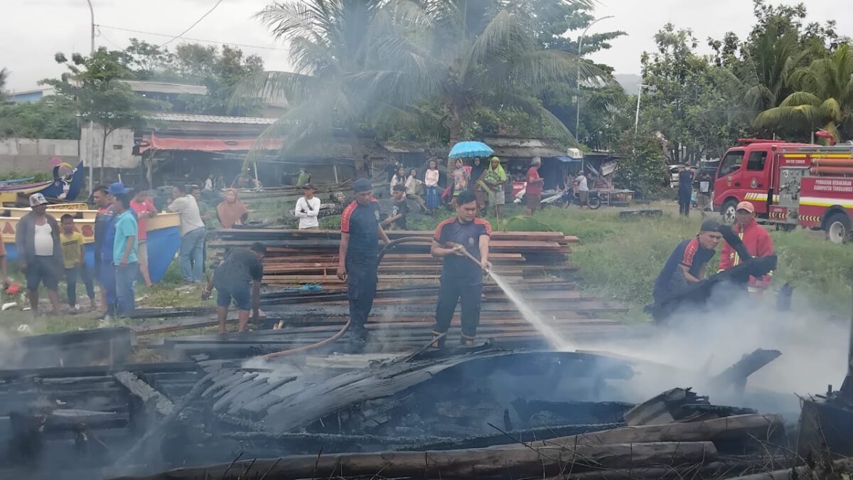 Proses pemadaman kebakaran eks Kapal Motor Siwa Jaya di Dermaga Batu, Pasar Madang, Kota Agung, Tanggamus, Minggu 15 Desember 2024 | Herdi/Media Prioritastv.com.