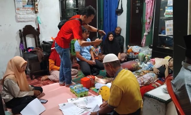 
 Tim Assessment LKS Alamanda Tanggamus saat mengunjungi kediaman Dimas Adi Prayoga di Kelurahan Kuripan, Kota Agung, Tanggamus, Minggu 15 Desember 2024 | Herdi/Media Prioritastv.com.