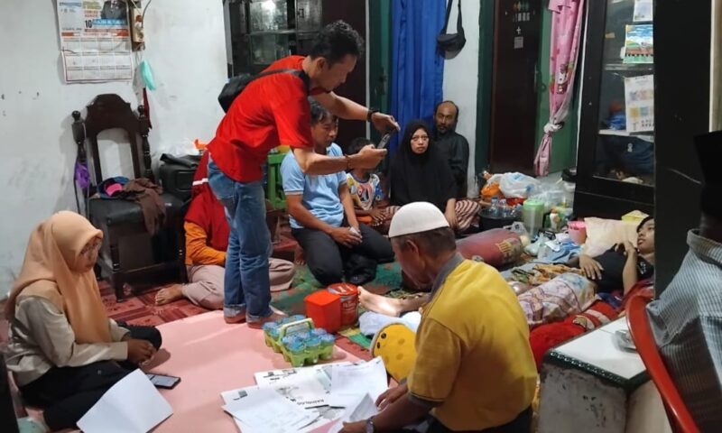 Tim Assessment LKS Alamanda Tanggamus saat mengunjungi kediaman Dimas Adi Prayoga di Kelurahan Kuripan, Kota Agung, Tanggamus, Minggu 15 Desember 2024 | Herdi/Media Prioritastv.com.