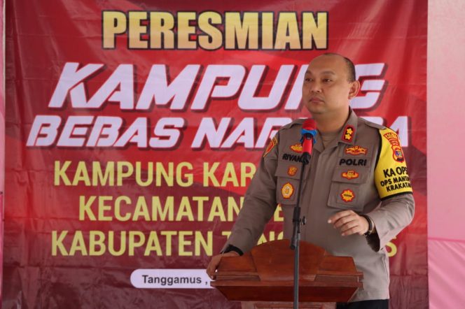 
					Kapolres Tanggamus AKBP Rivanda saat meresmikan Kampung Bebas Narkoba di Pekon Karang Rejo, Semaka, Tanggamus, Senin 16 Desember 2024 | Dok. Polres Tanggamus.