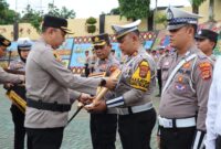 Kapolres Tanggamus AKBP Rivanda saat menyerahkan penghargaan kepada Kasat Lantas Polres Tanggamus Iptu Made Agus Dwi Dayana, Selasa 17 Desember 2024 | Dok. Humas Polres Tanggamus.