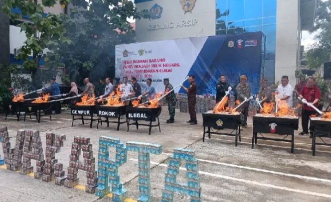 Pemusnahan Barang Bukti di Kantor Pengawasan dan Pelayanan Bea dan Cukai (KPPBC) Purwakarta, Selasa 15 Desember 2024.