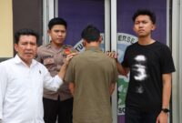 Oknum mantan Kakon Kandang Besi, Kota Agung Barat, Tanggamus inisial MZ sebelum dijebloskan ke sel tahanan, Selasa 17 Desember 2024 | Dok. Polres Tanggamus.