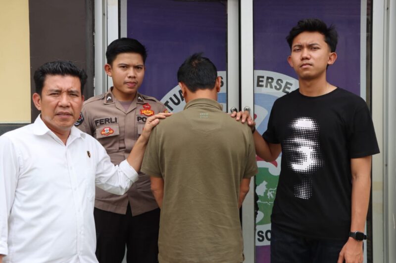 Oknum mantan Kakon Kandang Besi, Kota Agung Barat, Tanggamus inisial MZ sebelum dijebloskan ke sel tahanan, Selasa 17 Desember 2024 | Dok. Polres Tanggamus.
