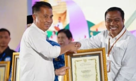 Kepala DPMPTSP Kabupaten Purwakarta Hariman Budi Anggoro saat menerima penghargaan dari Pj Gubernur Jabar, Bey Machmudin, Selasa 17 Desember 2024 | Dok. Kominfo Purwakarta.