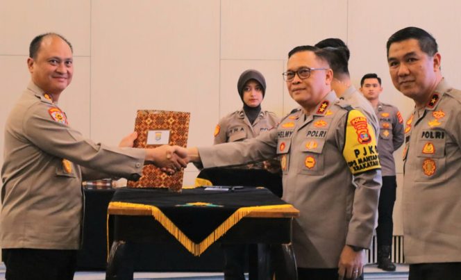 
 Kapolda Lampung Irjen Pol Helmy Santika saat Menyerahkan DIPA Tahun Anggaran 2025, Rabu 18 Desember 2024 | Dok. Humas Polda Lampung.