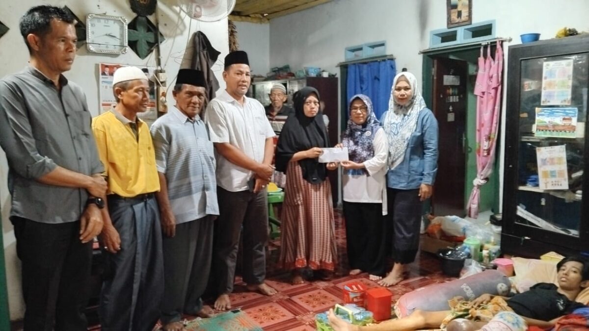 Penyerahan Donasi ketiga SMAN 1 Kota Agung kepada Dimas Adi Prayoga, pelajar sakit Kanker di Kuripan, Kota Agung, Tanggamus, Minggu 15 Desember 2024.