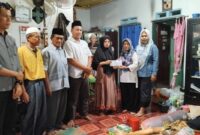 Penyerahan Donasi ketiga SMAN 1 Kota Agung kepada Dimas Adi Prayoga, pelajar sakit Kanker di Kuripan, Kota Agung, Tanggamus, Minggu 15 Desember 2024.
