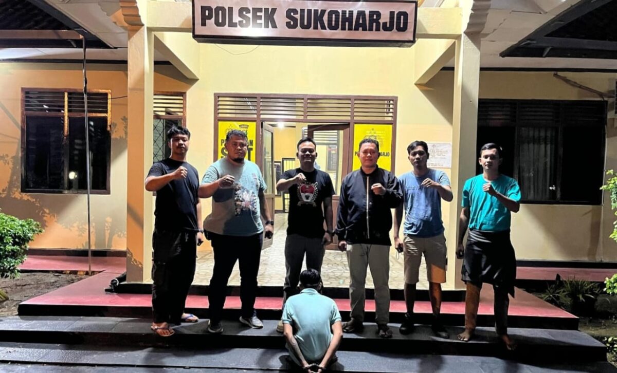 Tersangka IN alias Panjul usai Ditangkap Polsek Sukoharjo, Polres Pringsewu, Rabu 18 Desember 2024, malam | Dok. Humas Polres Pringsewu.