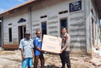 Bripka Noprian, S.H.,M.H., Bhabinkamtibmas Polsek Pulau Panggung saat memberikan sebuah kipas untuk musholah Al-Muttaqien yang bertempat di Pekon Sinar Mancak, Kecamatan Pulau Panggung, Kabupaten Tanggamus. Foto : Asrul Ariski | Media Prioritastv.com.