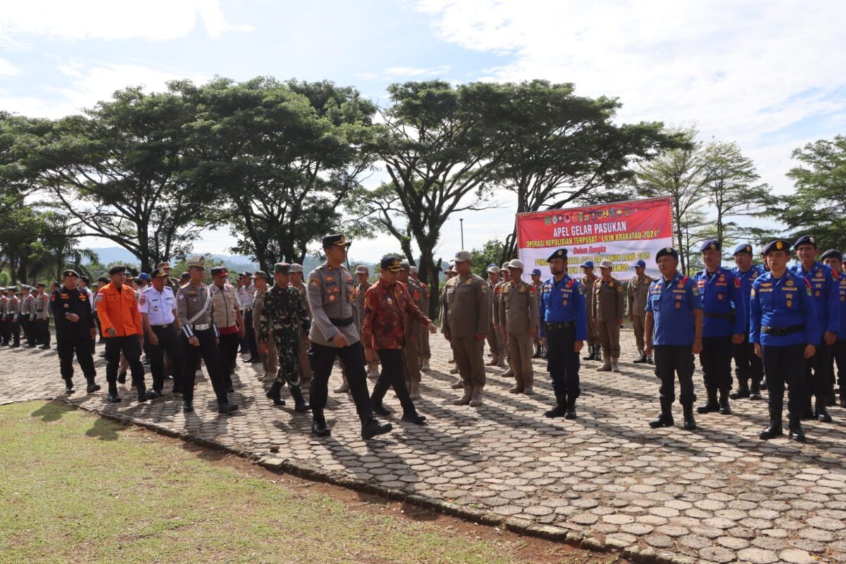Pemeriksaan pasukan dalam apel kesiapan pengamanan Nataru Polres Tanggamus di Lapangan Pemkab Tanggamus, Jumat 20 Desember 2024 | Dok. Humas Polres Tanggamus.
