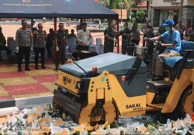 Pemusnahan Miras di Polres Purwakarta, Jumat 20 Desember 2024.
