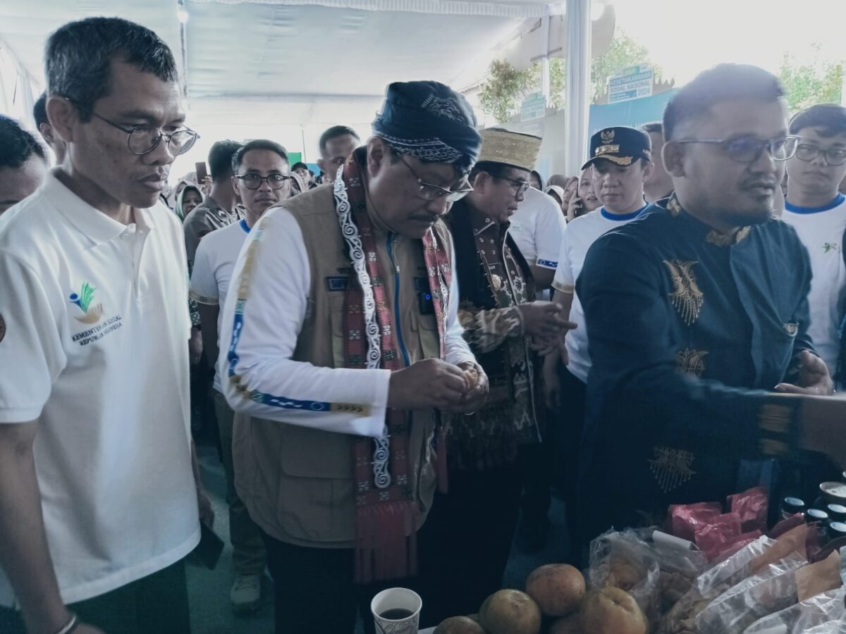 Mensos RI Saefullah Yusuf saat menghadiri peringatan HKSN di Kabupaten Pringsewu, Jumat 20 Desember 2024.