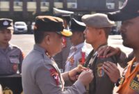 Penyematan pita tanda Operasi Lilin Krakatau 2024 oleh Kapolda Lampung, Irjen Pol Helmy Santika, Jumat 20 Desember 2024 | Dok. Humas Polda Lampung.